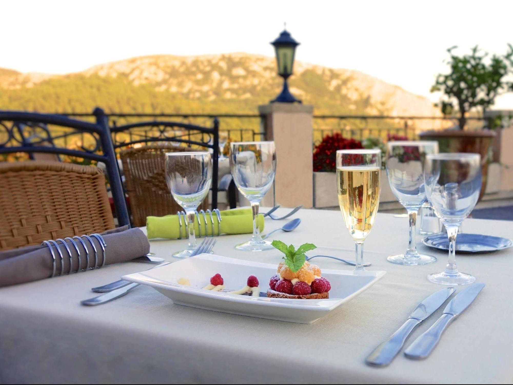 Logis Hotel Restaurant La Porte Des Cevennes Anduze Exterior photo